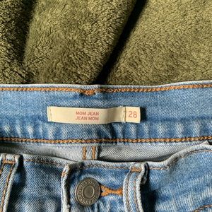 Levi mom Jean size 28